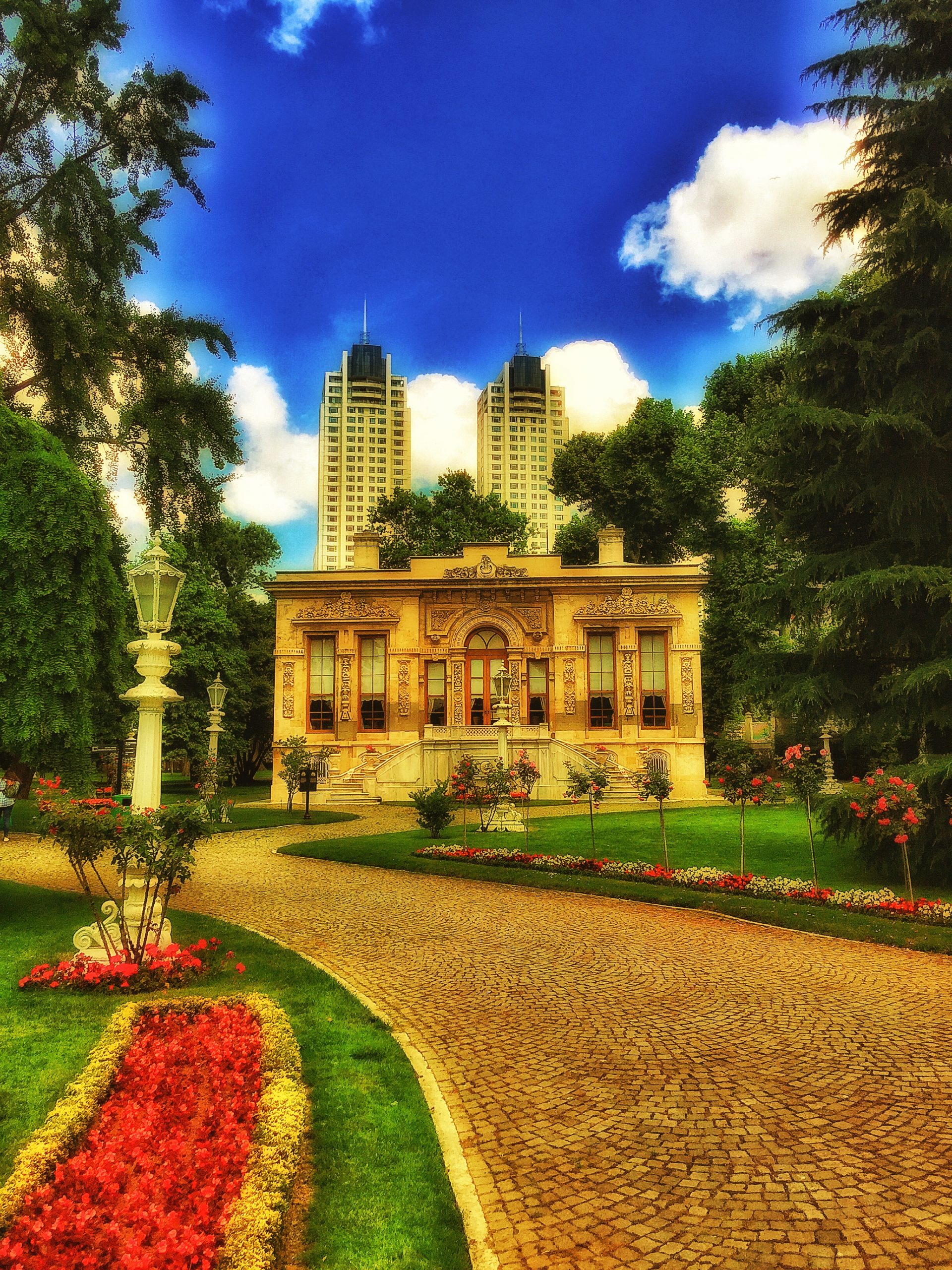 IHLAMUR KOKULARI İÇİNDE UNUTULAN KASR