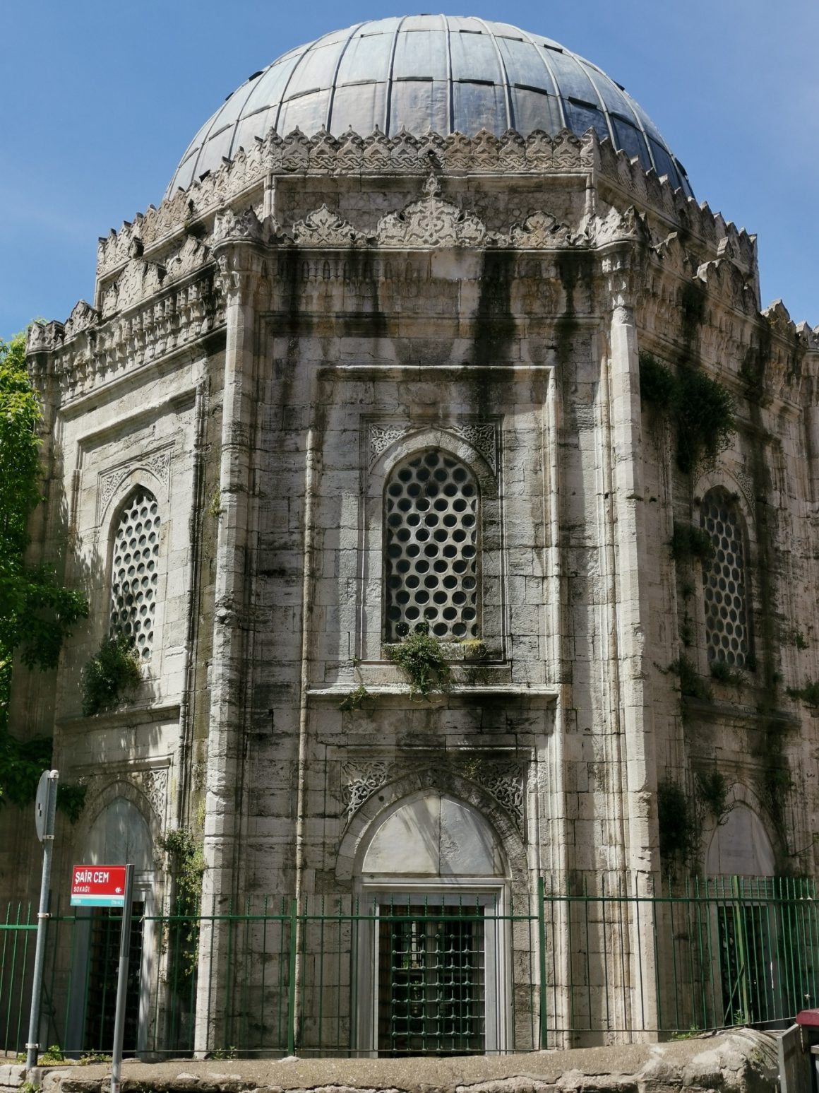 OSMANLI'DA İLK AÇLIK GREVİ VE DİVANE HÜSREV PAŞA TÜRBESİ