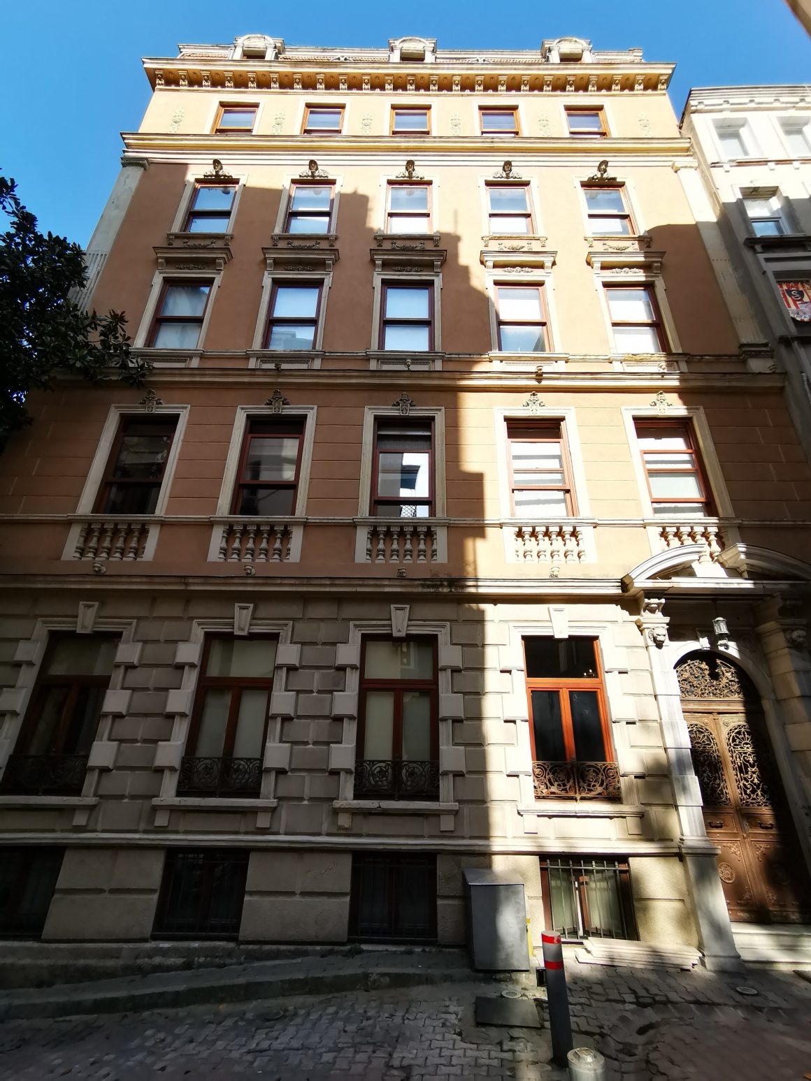 RİZZO AİLESİ VE APARTMANI