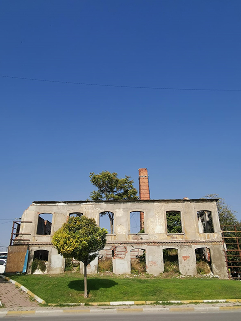 Bir Fabrika Bacasının Fısıldadığı Tarih Gezmek Yetmez