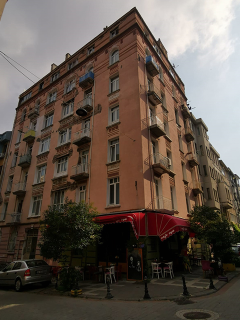 Yeldeğirmeninde İlk Türk Apartmanı