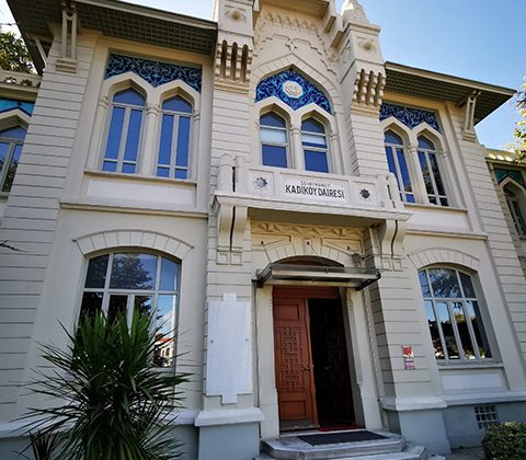 Kadıköy Belediye Binası Balkonundaki Genç Kızın Feryadı