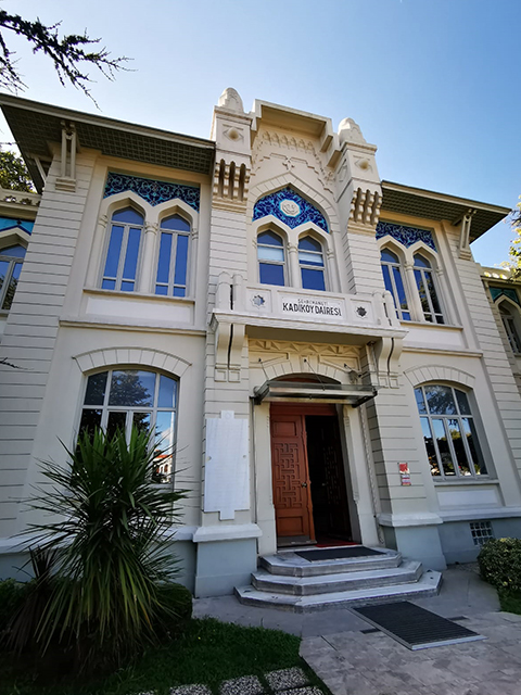 Kadıköy Belediye Binası Balkonundaki Genç Kızın Feryadı