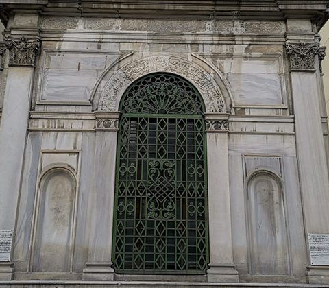 Kendi Halinde Bir Türbenin Kulaklara Fısıldadığı Gerçekler
