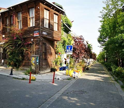 İstanbulun Kırmızı Fenerli Sokağı Paris Mahallesi
