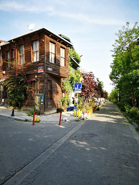 İstanbulun Kırmızı Fenerli Sokağı Paris Mahallesi