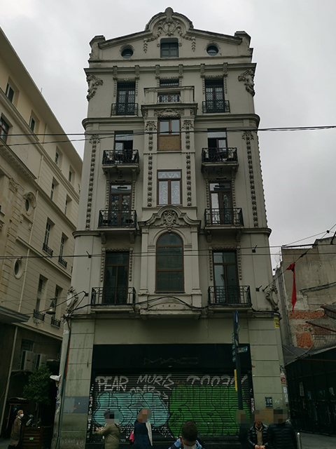 Bir Binanın Fısıldadıkları